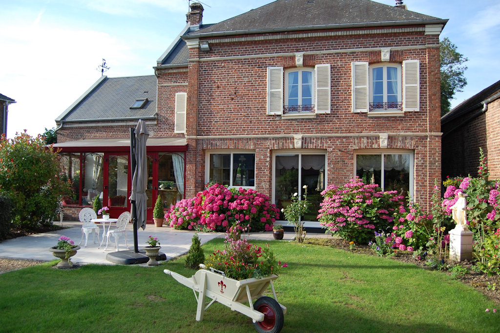 Jardin et façade en briques de La Résilience