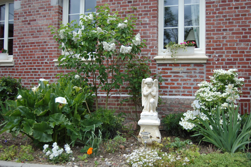 Massif fleuri devant la façade